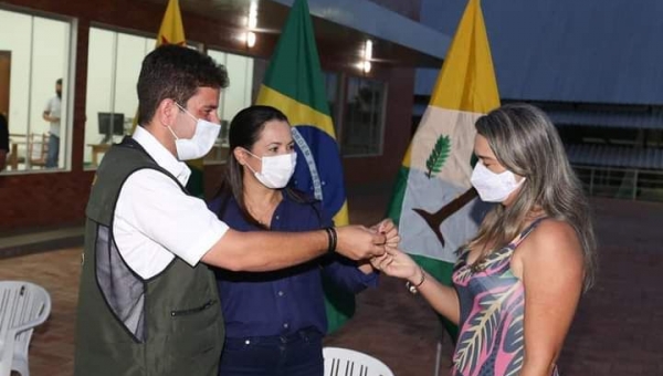 Gladson entrega ônibus escolares e kits para escolas em Senador Guiomard
